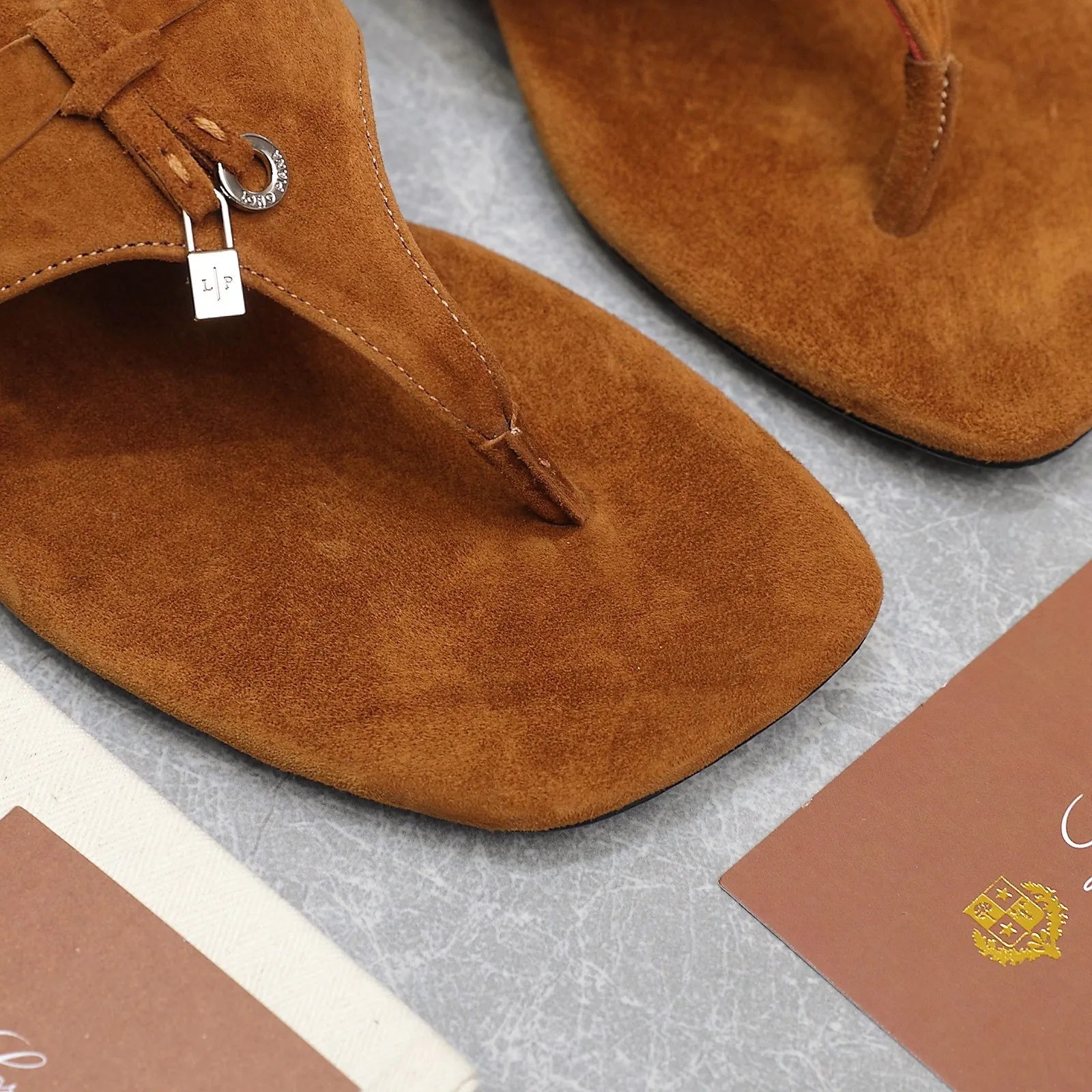 👟👟Ex-factory price 560👟👟 Purchasing-grade [Loro Piana] LP Mindil series T-strap thong sandals ✔️Top quality ✔️Soft sheep leather forms a tailor-made band that meets at the top of the upper and is fixed by a strong elastic ankle design. One is adorned with a discreet horn padlock, the other a gold circle badge. With its simple construction and sophisticated feel, these sandals are ideal for summer. ✔️Material: imported sheepskin fabric, sheepskin lining and feet ✔️Imported genuine leather outsole ✔️Code number: 35-42 (35/41/42 custom-made, non-refundable)